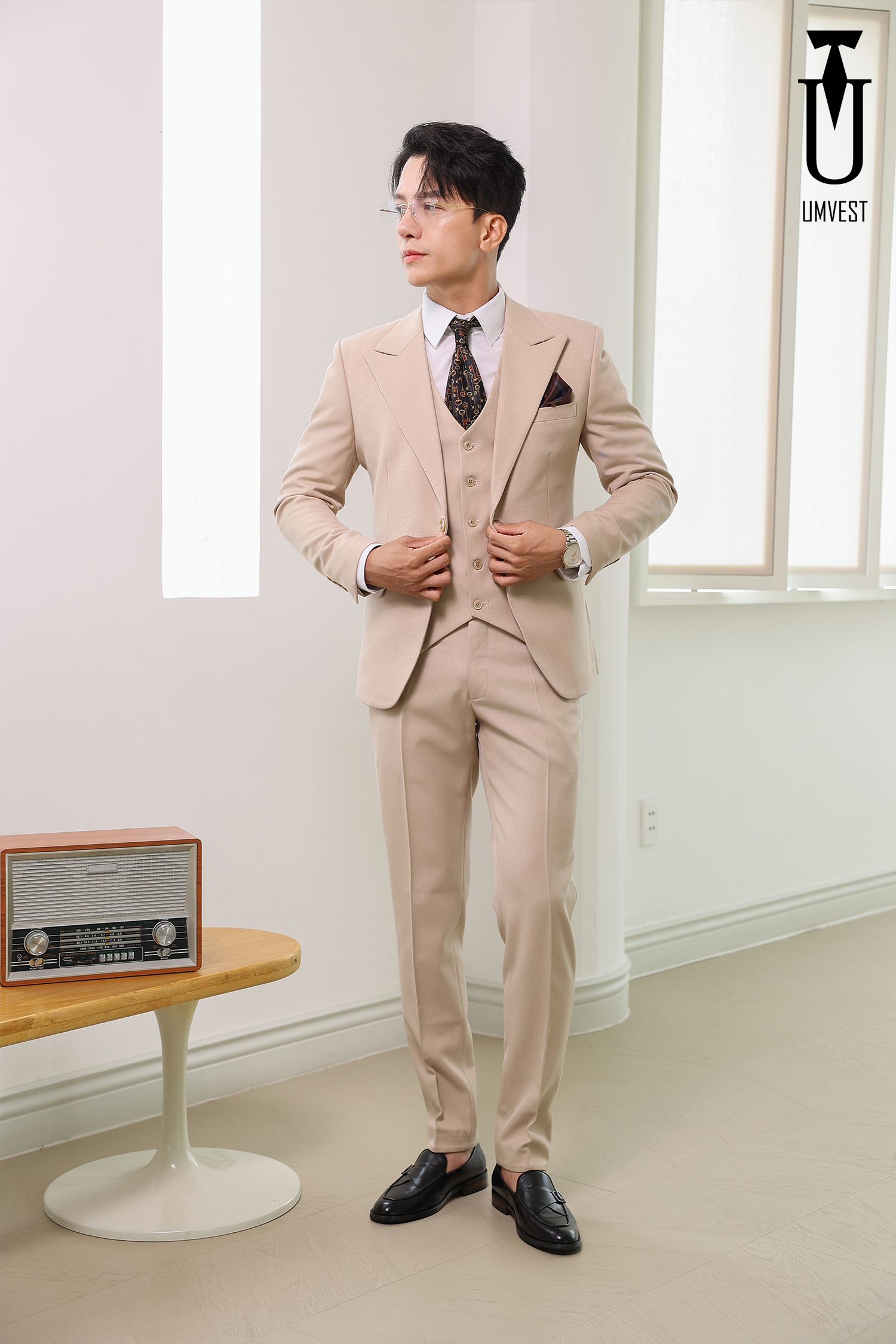 Áo vest cưới Hàn Quốc màu beige cho chú rể phong cách trẻ trung